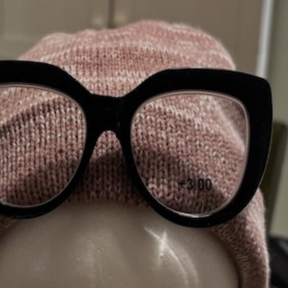 Tahari cateye black readers +3.00 - Picture 1 of 3